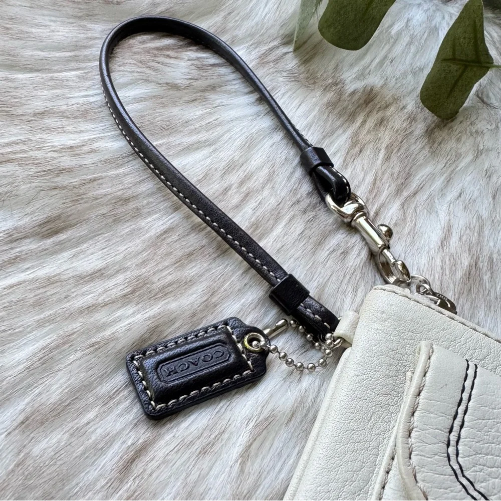 Coach Off-White Wristlet - Picture 4 of 8
